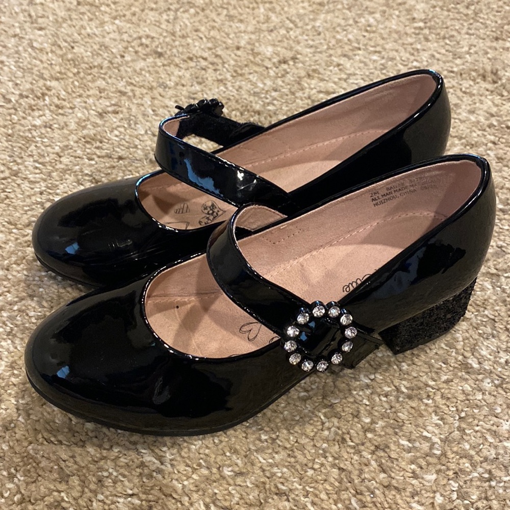 Girls dress shoe Velcro closure size 2